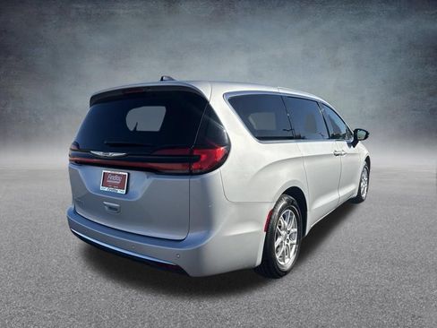 Used 2024 Chrysler Pacifica Touring-L FWD image 3