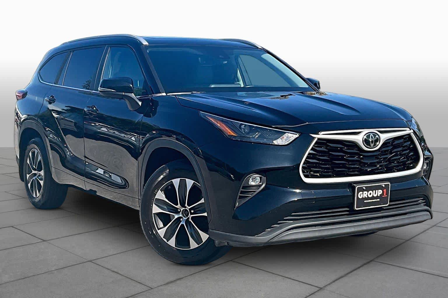 Used 2023 Toyota Highlander XLE FWD image 3