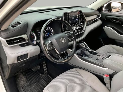 Used 2020 Toyota Highlander LE FWD image 16