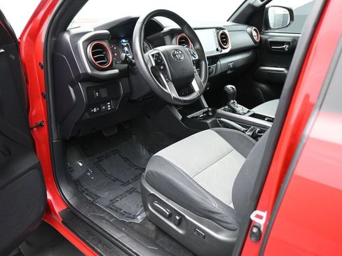 Used 2022 Toyota Tacoma TRD Sport w/ Technology Package AWD/4WD image 2