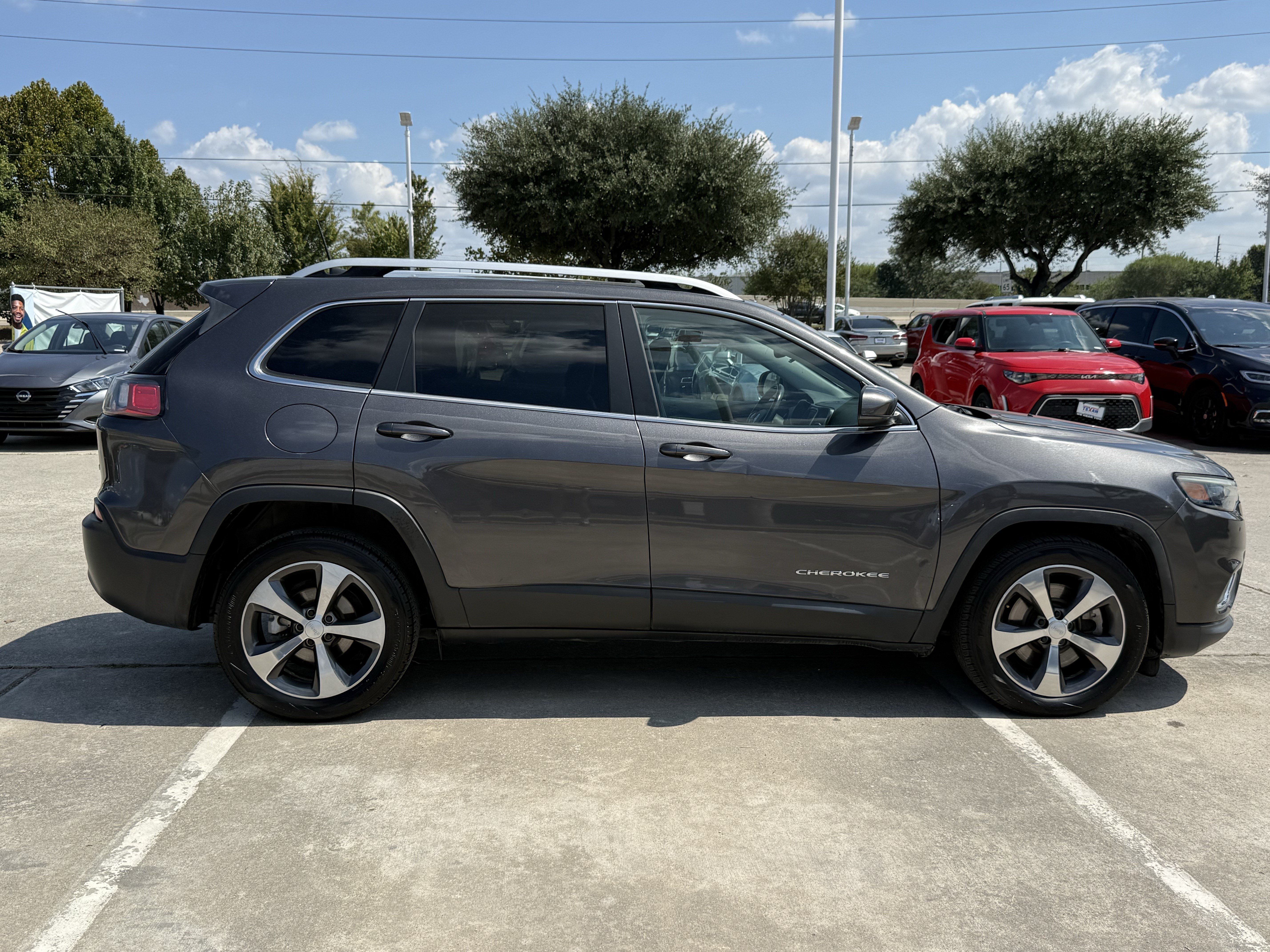 Used 2020 Jeep Cherokee Limited FWD image 3