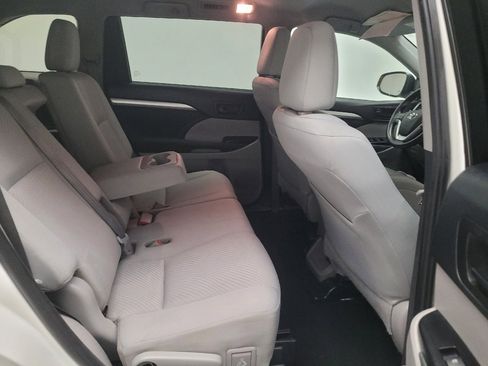 Used 2019 Toyota Highlander LE w/ Carpet Mat Package (TMS) FWD image 19