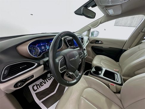 Used 2017 Chrysler Pacifica Touring-L Plus image 9