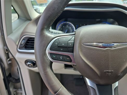 Used 2020 Chrysler Pacifica Touring-L FWD image 31