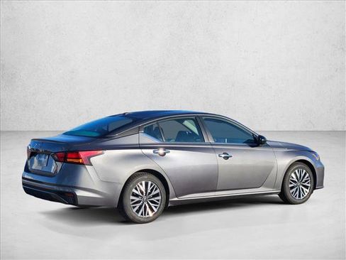 Used 2024 Nissan Altima 2.5 SV image 5