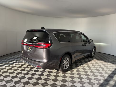 Used 2023 Chrysler Pacifica Touring-L FWD image 10