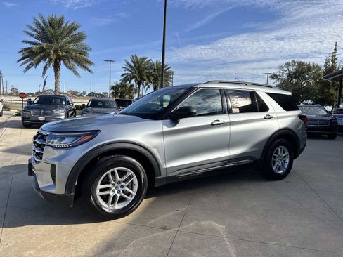 Used 2025 Ford Explorer Active w/ Active Comfort Package image 4