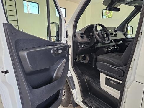 Used 2022 Mercedes-Benz Sprinter 2500 image 16