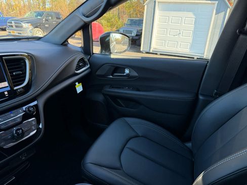 New 2026 Chrysler Pacifica Select image 21