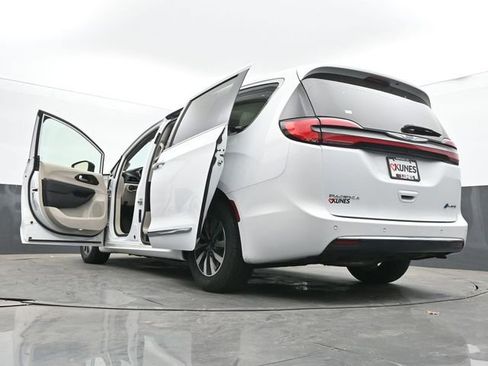 Used 2023 Chrysler Pacifica Limited FWD image 75