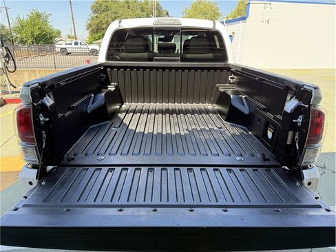 Used 2022 Toyota Tacoma TRD Sport w/ Technology Package AWD/4WD image 18