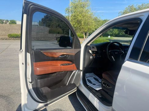 Used 2016 Cadillac Escalade ESV Luxury AWD/4WD image 17