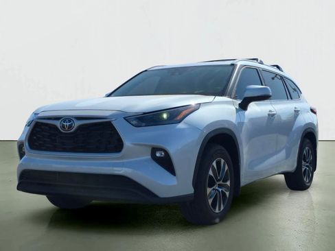 Used 2025 Toyota Highlander XLE AWD/4WD image 2