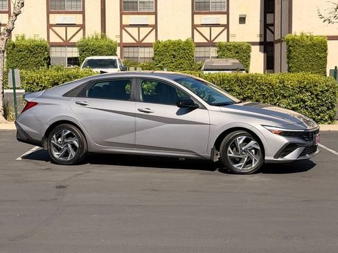 Used 2025 Hyundai Elantra Sport FWD image 4