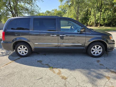 Used 2012 Chrysler Town & Country Touring w/ Driver Convenience Group image 5