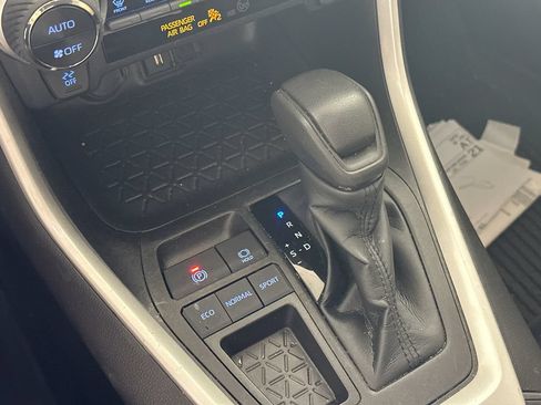 Used 2022 Toyota RAV4 XLE w/ Convenience Package FWD image 7