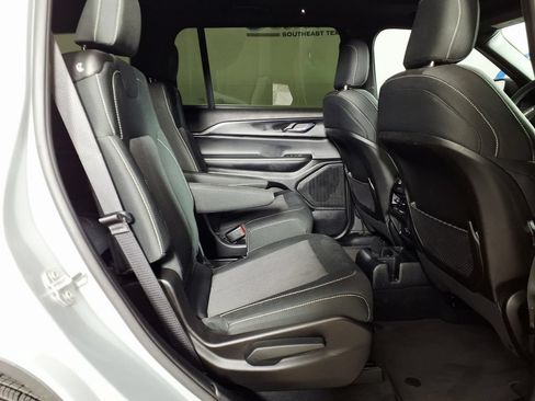 Used 2025 Jeep Grand Cherokee L Laredo RWD image 10