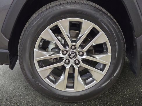Used 2019 Toyota RAV4 XLE Premium FWD image 32