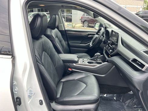 Used 2025 Toyota Highlander Platinum AWD/4WD image 36