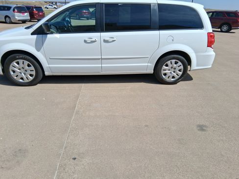 Used 2017 Dodge Grand Caravan SE w/ Power Window Group FWD image 4
