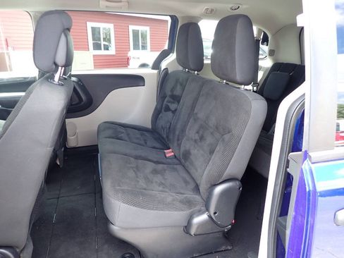Used 2019 Dodge Grand Caravan SE w/ UConnect Hands-Free Group FWD image 9