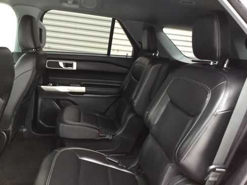 Used 2022 Ford Explorer XLT w/ Equipment Group 202A image 8