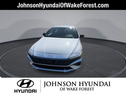 Certified 2025 Hyundai Elantra SEL image 3