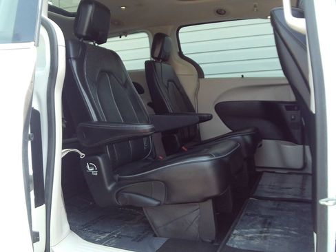 Used 2019 Chrysler Pacifica Limited w/ Tire & Wheel Group FWD image 30