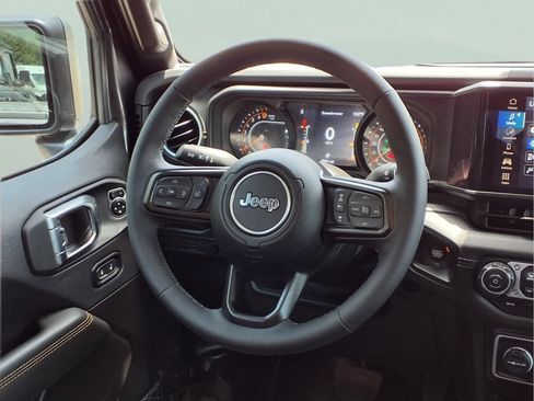 Used 2025 Jeep Gladiator Sport AWD/4WD image 14
