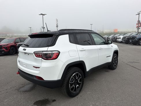 Used 2025 Jeep Compass Trailhawk AWD/4WD image 6