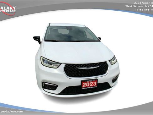 Used 2024 Chrysler Pacifica Touring-L FWD image 3