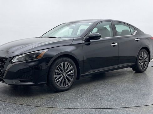 Used 2025 Nissan Altima 2.5 SV FWD image 3
