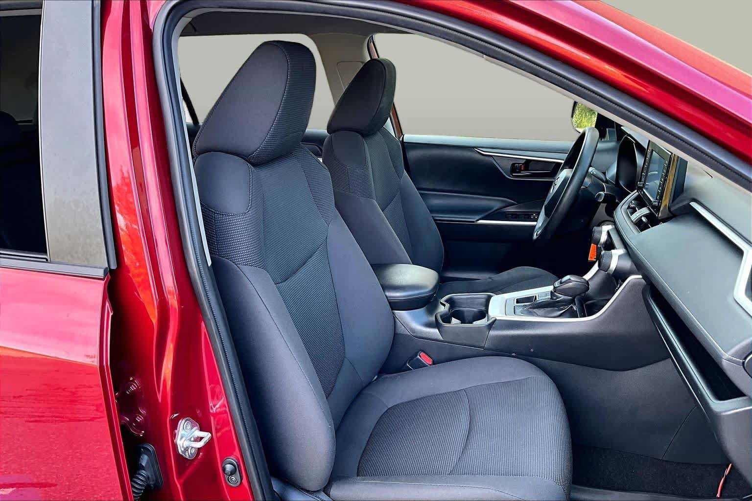 Used 2021 Toyota RAV4 LE AWD/4WD image 8