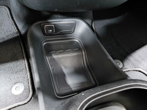 Used 2025 Chrysler Pacifica Select FWD image 29