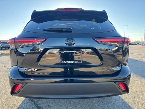 Used 2024 Toyota Highlander LE image 5
