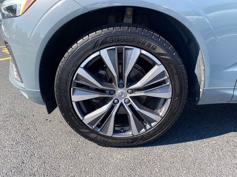Used 2022 Volvo XC60 B5 Momentum w/ Climate Package AWD/4WD image 9