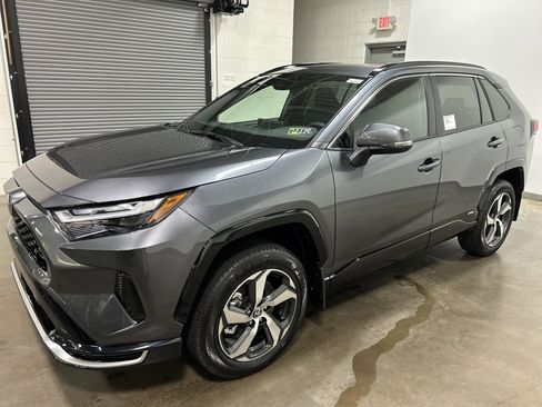 New 2025 Toyota RAV4 SE image 6