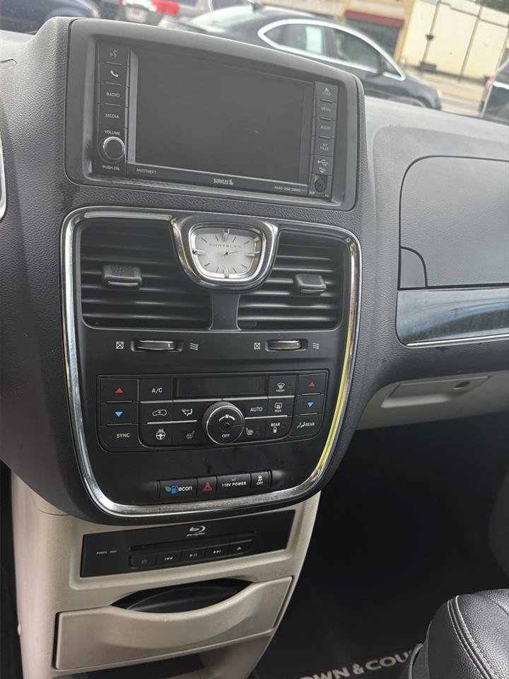 Used 2014 Chrysler Town & Country Touring-L w/ Driver Convenience Group FWD image 12