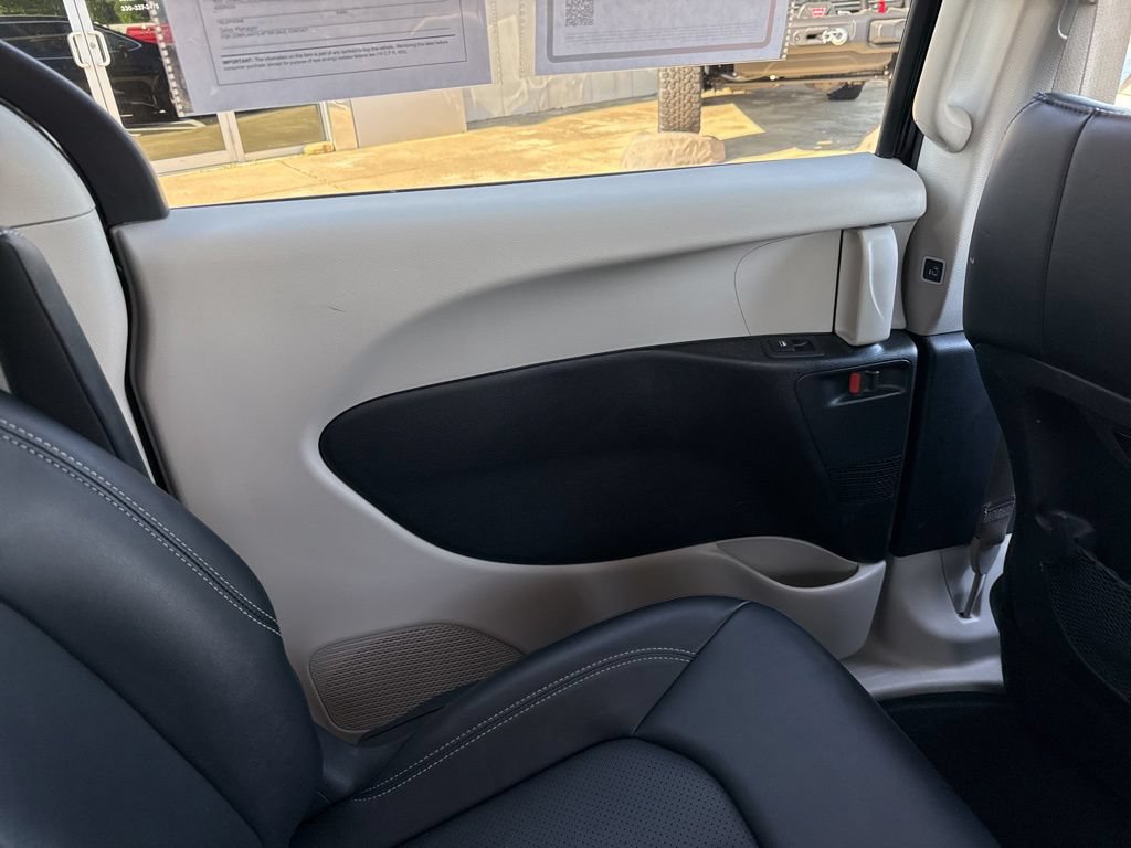 Used 2024 Chrysler Pacifica Limited FWD image 14