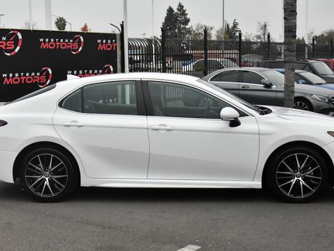 Used 2023 Toyota Camry SE image 9