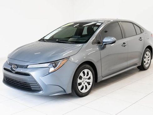 Used 2025 Toyota Corolla LE image 6