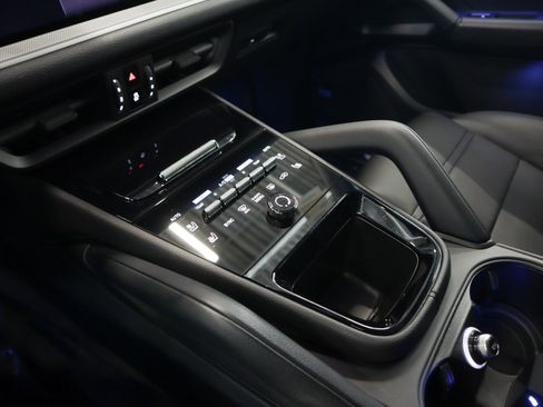 Used 2025 Porsche Cayenne Coupe image 15