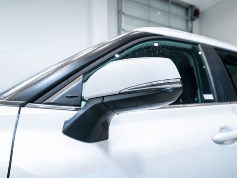 Certified 2024 Toyota Highlander XLE image 10