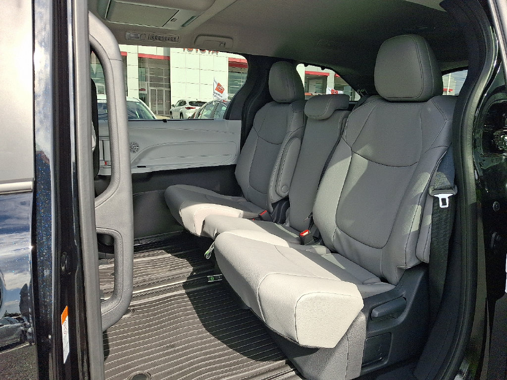 Used 2026 Toyota Sienna XLE FWD image 10