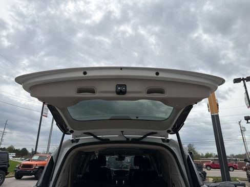 Used 2023 Chrysler Pacifica Touring-L FWD image 29