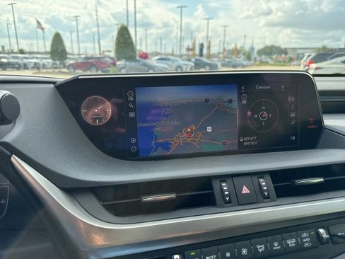 Used 2021 Lexus ES 300h Ultra Luxury w/ Accessory Package 2 image 4