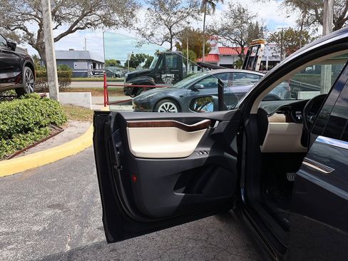 Used 2017 Tesla Model X P100D image 22