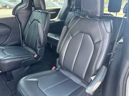 Used 2025 Chrysler Pacifica Select FWD image 11