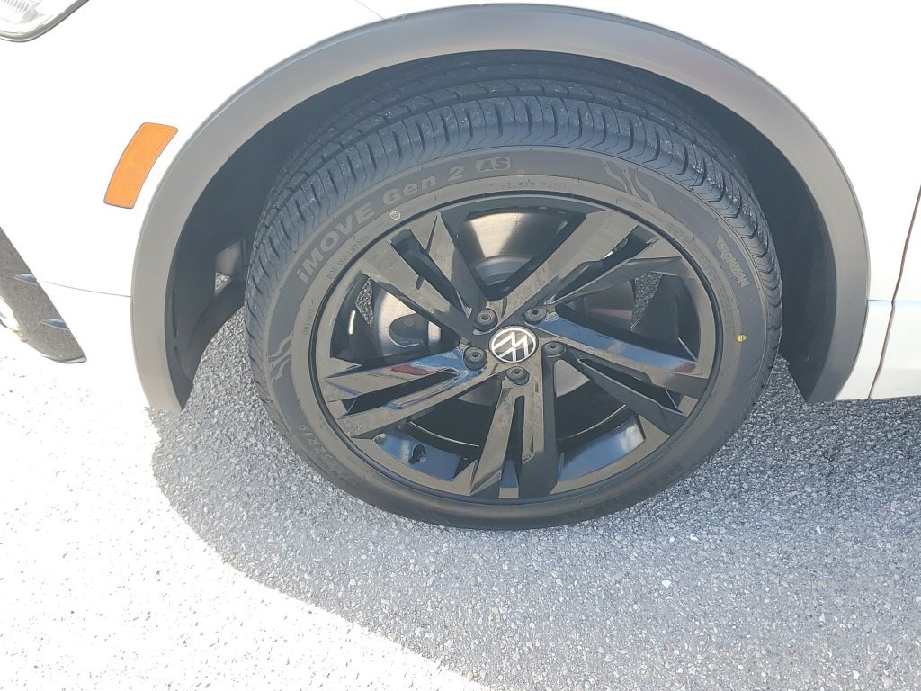 Certified 2024 Volkswagen Tiguan SE R-Line FWD image 13
