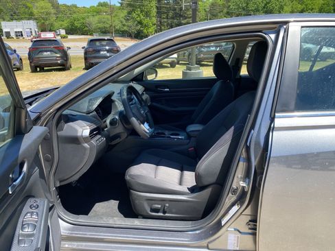 Used 2025 Nissan Altima 2.5 SV image 9